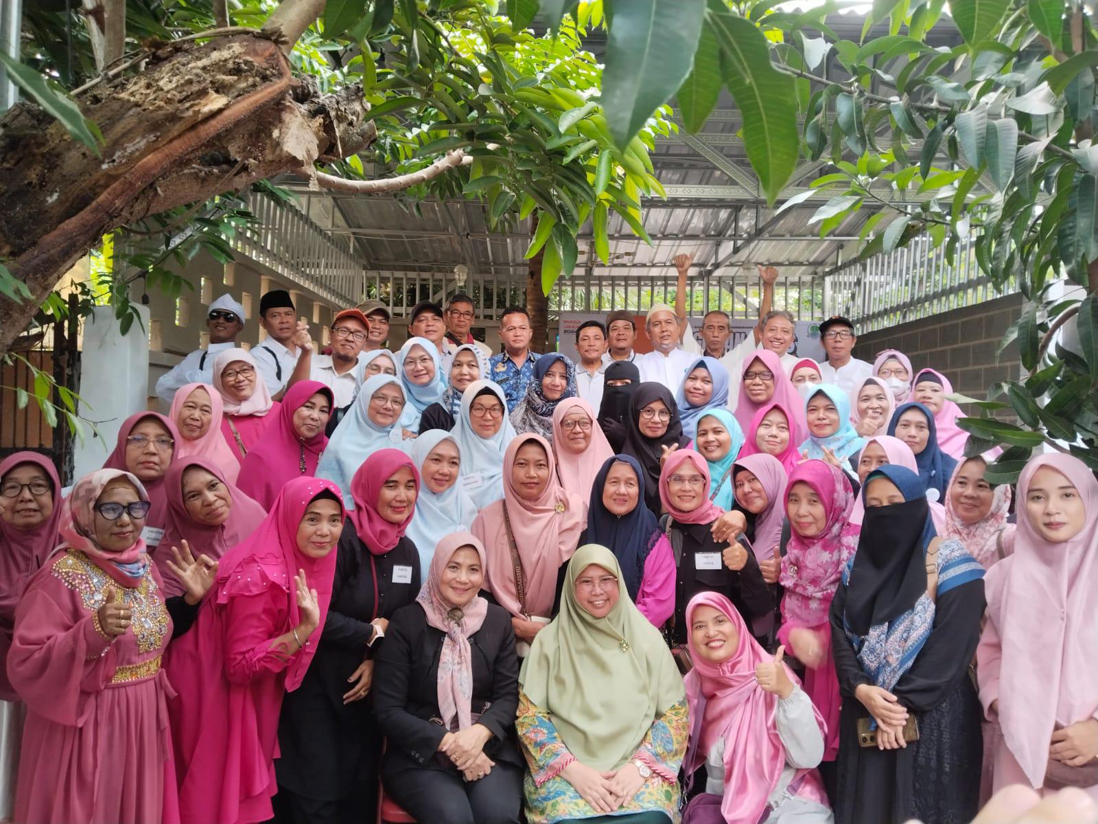 Siti Mukhliso 1 Perempuan dan Anak